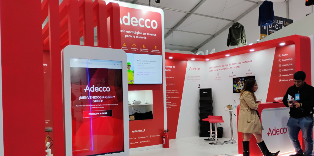 Stand Adecco construido en feria — vista principal.