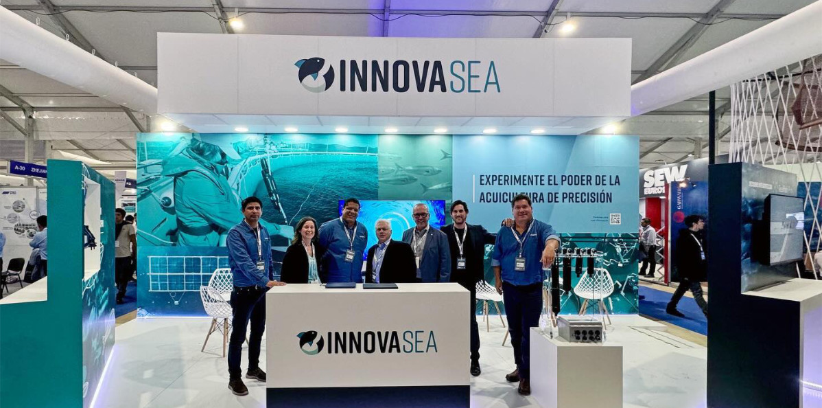 Stand Innovasea construido en feria — vista principal.