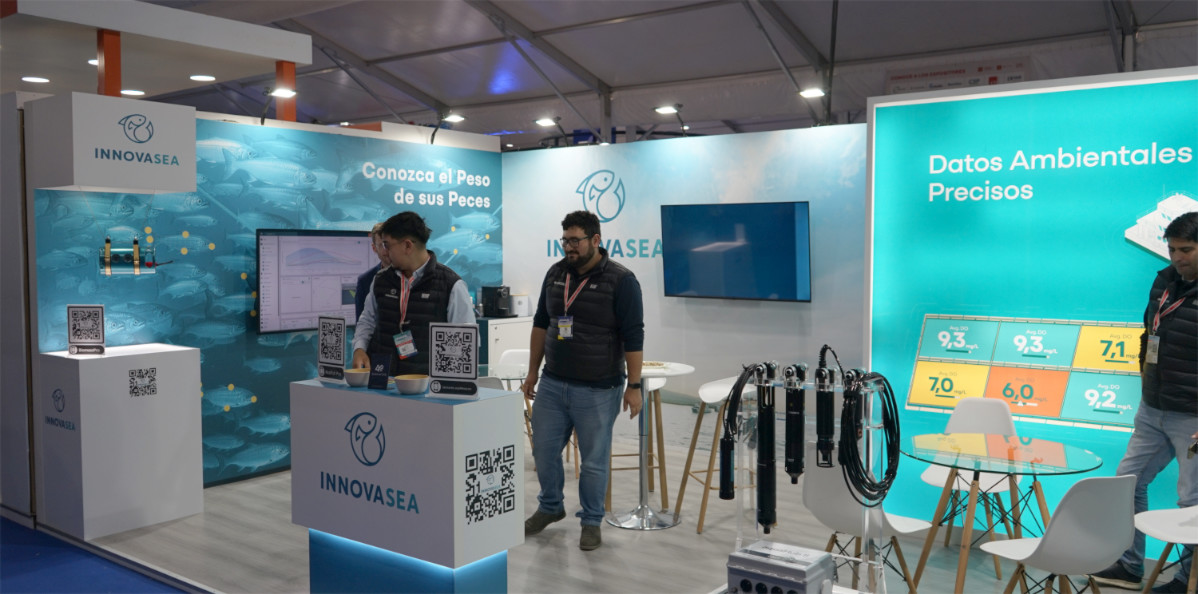 Stand Innovasea (esquina) construido en feria — vista principal.