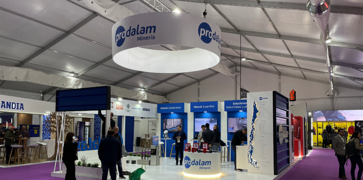 Stand Prodalam construido en feria — vista principal.