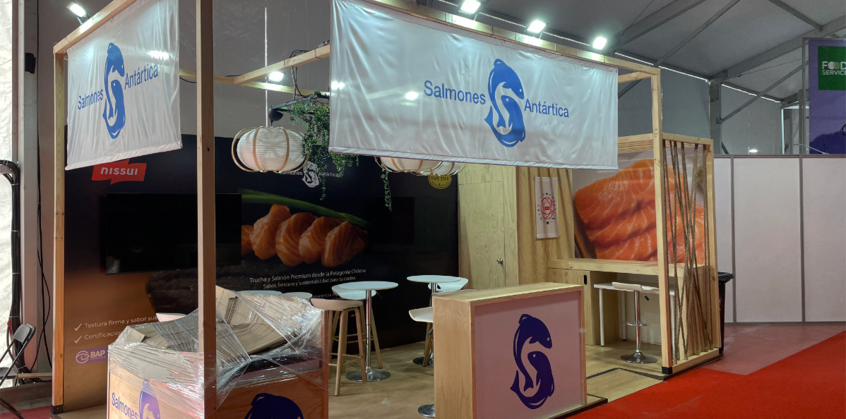 Stand Salmones Antártica construido en feria — vista principal.