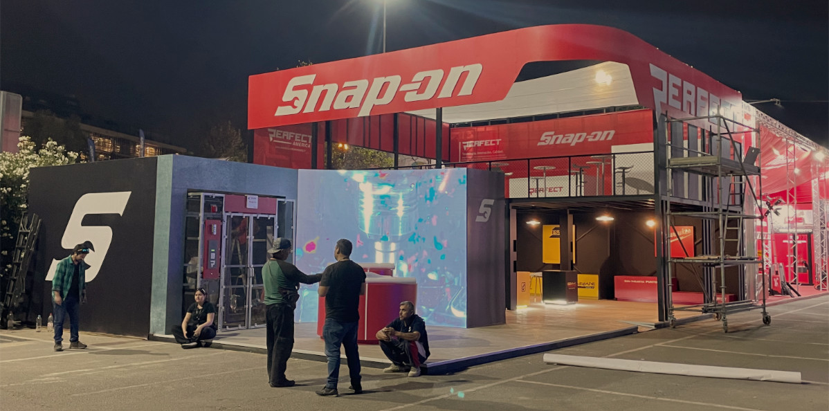 Stand Snap-on construido en feria — vista principal.